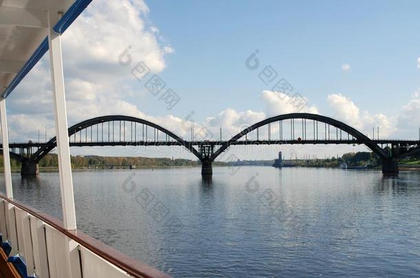 俄罗斯Rybinsk镇的建筑。 伏尔加河上的桥