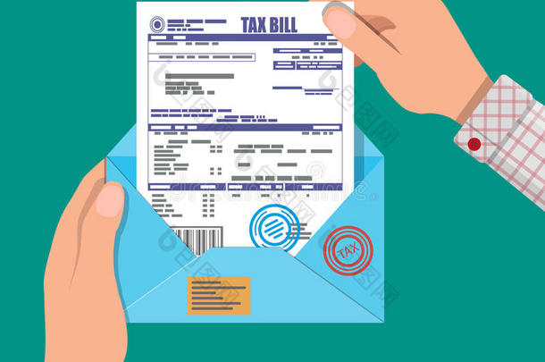 双手拿着信封和税务申报单