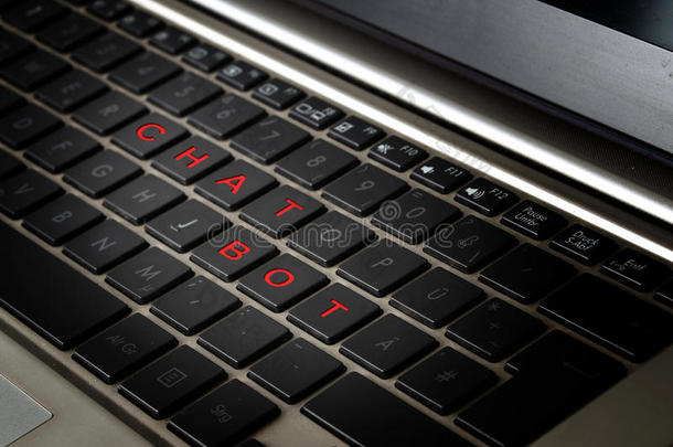 电脑笔记本电脑键盘与文字聊天机器人在红色字母
