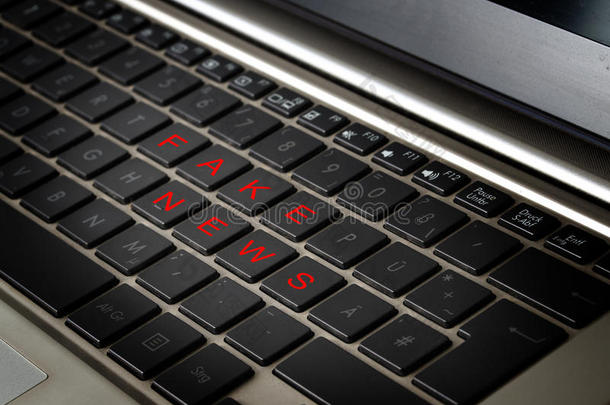 电脑笔记本电脑键盘上有红色字母的假新闻