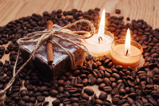 燃烧芳香的咖啡蜡烛和豆子，特写