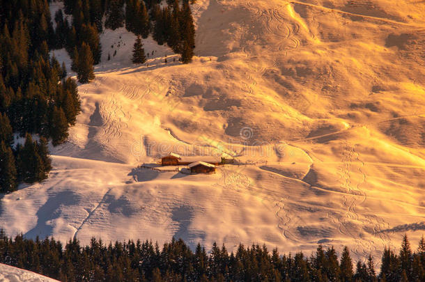 陡峭斜坡上高山小屋的<strong>夜景</strong>。 冬季乡村滑雪旅游区，奥地利阿尔卑斯山，<strong>欧洲</strong>