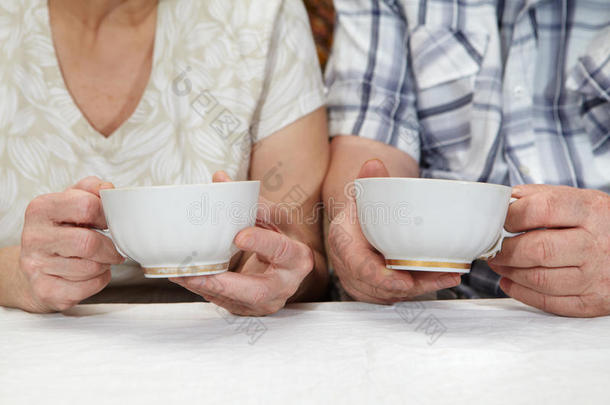 老年夫妇喝茶