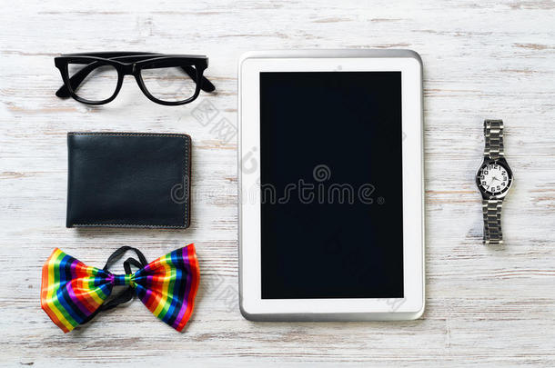 绅士<strong>套件</strong>的平板手表，眼镜，领结和笔记本在木桌上