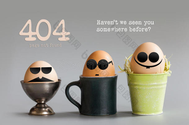 错误404页未找到概念。 有趣的鸡蛋人物戴着黑眼镜坐在杯子桶里。 灰色的纸