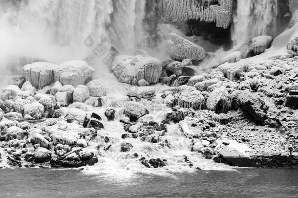 加拿大寒冷的环境倒下的瀑布