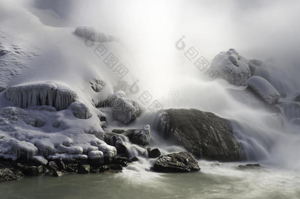 加拿大寒冷的环境倒下的瀑布