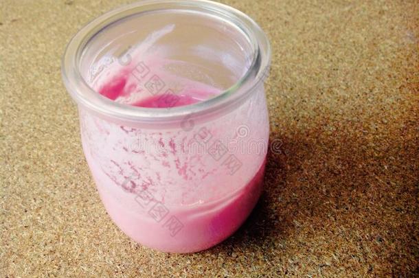 玻璃牛奶发出砰的声响<strong>草莓酸奶</strong>