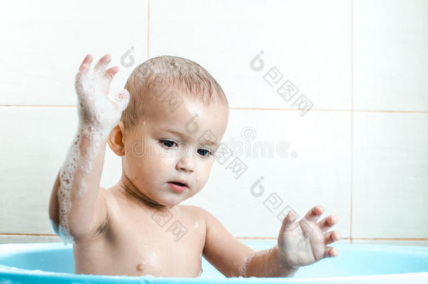 可爱极了有吸引力的宝贝洗澡沐浴