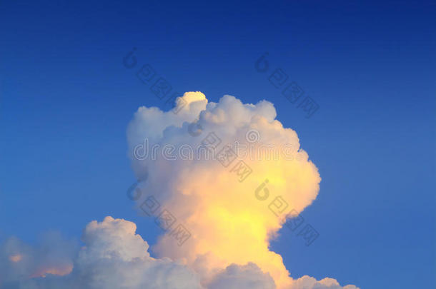 夜空中有云，形成了一朵<strong>蘑菇云</strong>