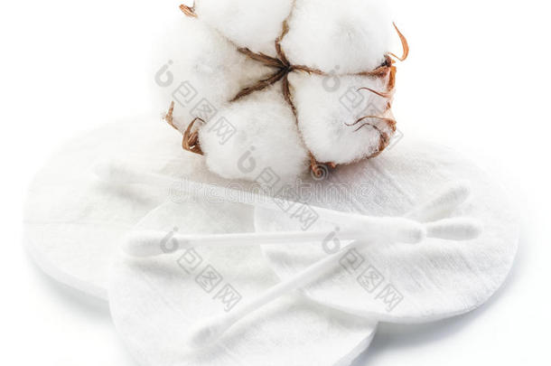 蓬松的棉球和棉签和垫子。