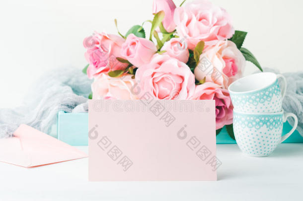 白纸粉红色卡片情人节和玫瑰邀请`
