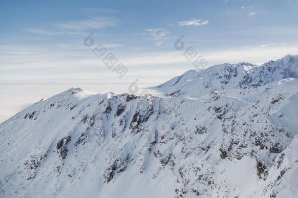 在一个阳光明媚的冬天拍摄<strong>雪山山脉</strong>