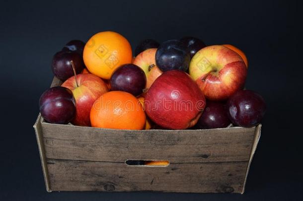水果篮，苹果，橘子和李子