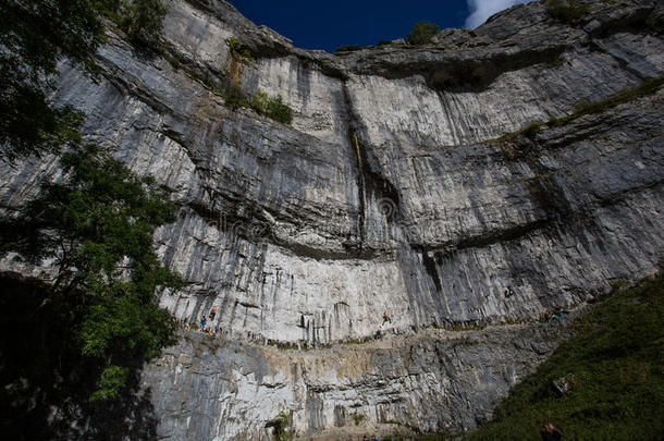 登山者攀登英国马勒姆岩石