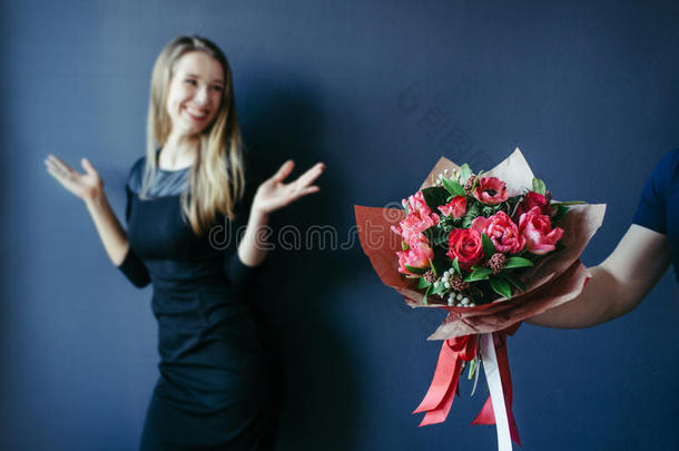 一束红色郁金香作为男朋友`送给可爱女孩的礼物。