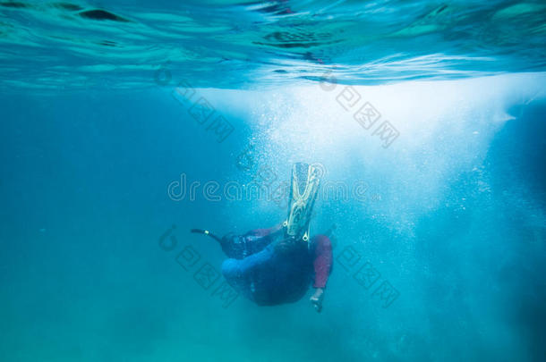 潜水员潜入海洋和泡泡