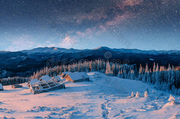 夜晚在星空下的山上。 喀尔巴阡山脉，
