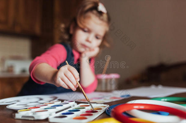 可爱快乐的小女孩，可爱的学龄前儿童，用Wate画画
