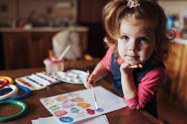 可爱快乐的小女孩，可爱的学龄前儿童，用Wate画画