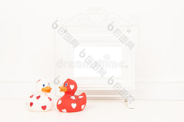 空的白色相框，有文字或愿望的空间，在白色客厅设置红色和白色橡胶鸭