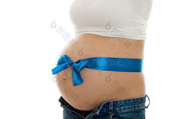 孕妇的特写，大肚腩和蓝色胶带在上面隔离在白色背景上