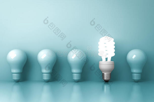 生态节能灯泡，一个发光的荧光灯灯泡从未照明的白炽灯泡反射到绿色