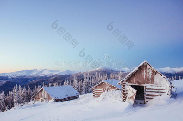 奇妙的冬季景观，通往小屋的台阶。