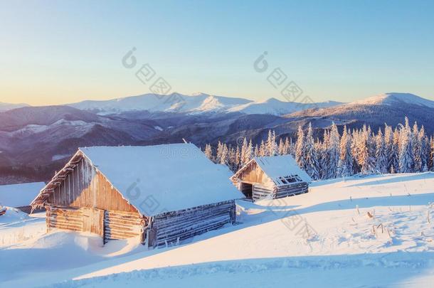 奇妙的冬季<strong>景观</strong>，通往小屋的<strong>台阶</strong>。