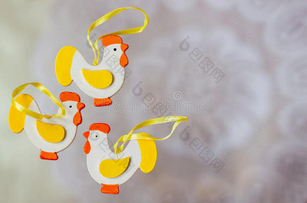 复活节装饰五颜六色的木制公鸡，白色背景上的白色花边。 节日装饰品。 有你的地方