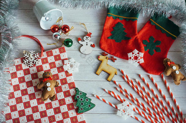 木制背景上的圣诞装饰品和装饰品。视图fr