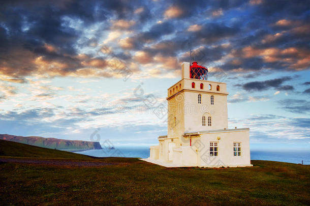 美丽的白色灯塔在迪尔霍莱角，冰岛南部