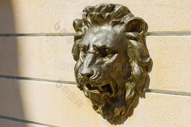 装饰石膏浮雕在狮子头的墙上