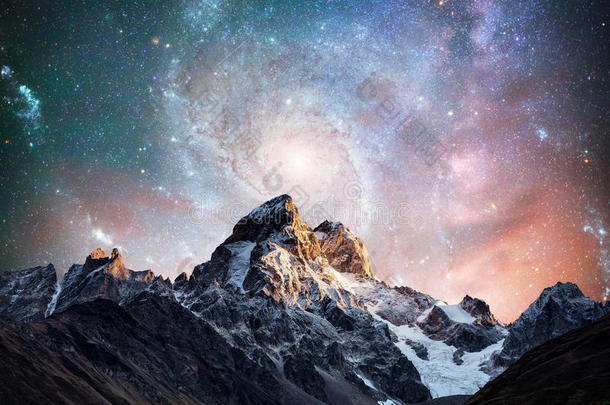 奇妙的星空。 白雪皑皑的山峰。 高加索山脉。 c