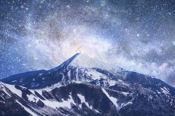 奇妙的星空。 美丽的冬季景观和白雪覆盖