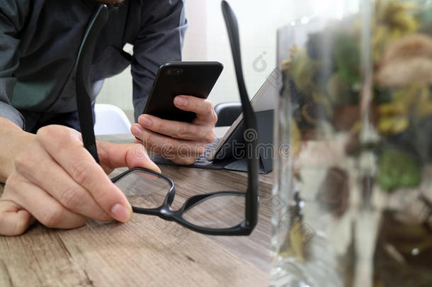 商人手拿眼镜使用智能手机，移动支付网上购物，全方位频道，数字平板电脑对接键盘c