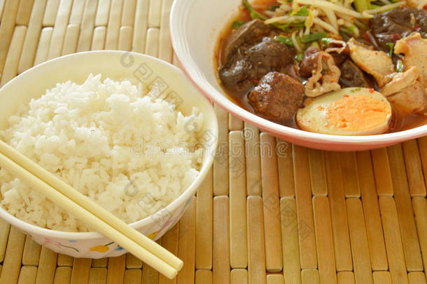 煮猪肉内脏加鸡蛋在棕色汤里吃米饭