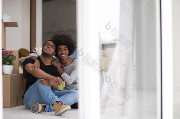 非洲裔美国夫妇在新居放松