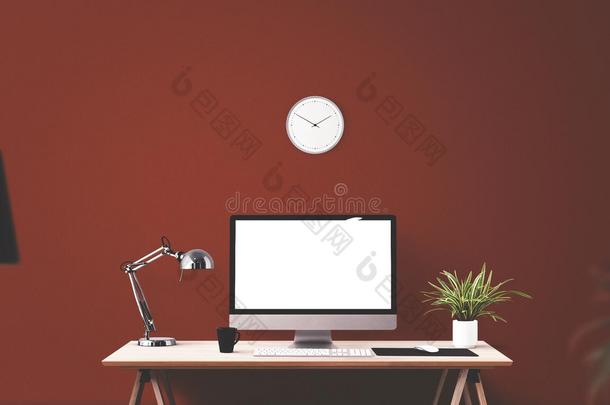 桌子上的电脑显示器和办公工具