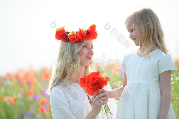 孩子给他妈妈送花。 户外家庭肖像女儿与母亲
