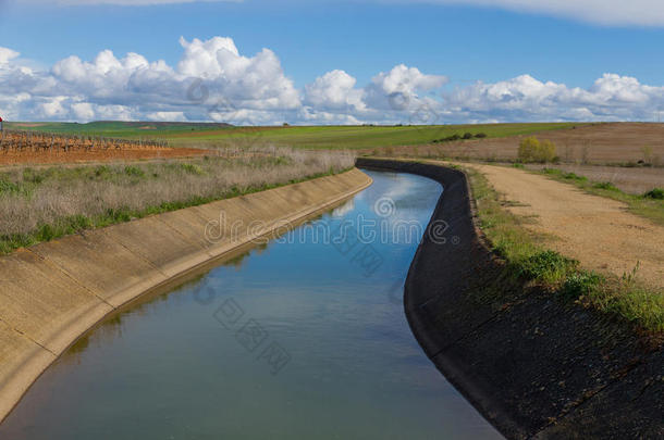 灌溉用分配渠道水