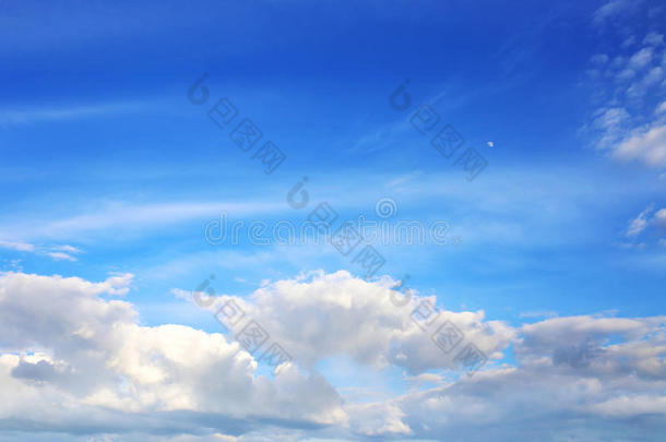 蓝天背景白云。 有蓝天的云。 云层背景。 天空打印。 云印