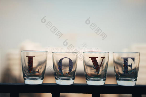 玻璃用复古的色调在阳台上写着爱情的<strong>话语</strong>。