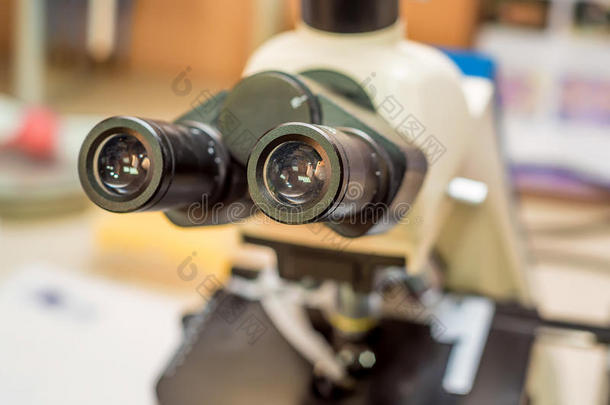 实验室眼部显微镜的特写