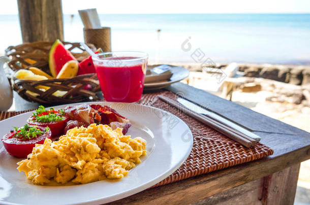 在越南的海边桌子上吃早餐