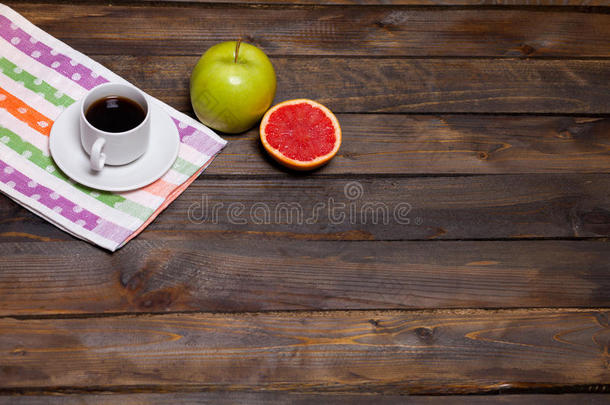 白杯咖啡加青苹果和葡萄柚切片