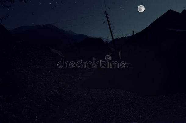 山坡上<strong>伊犁</strong>山村的美丽景观。 晚上在满月的光线下，大高加索山脉。 阿塞拜疆纳图