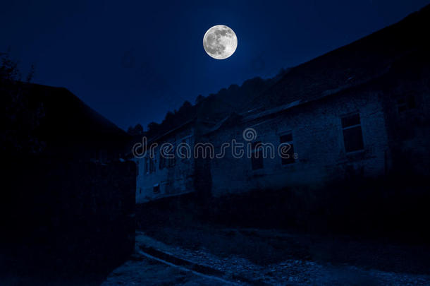 山坡上伊犁山村的美丽景观。 晚上在满月的光<strong>线下</strong>，大高加索山脉。 阿塞拜疆纳图