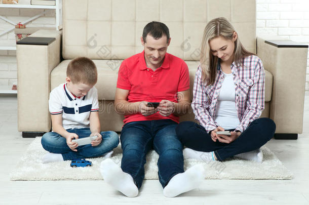 家庭在互联网上和笔记本电脑聊天玩得很开心。 家庭拥有