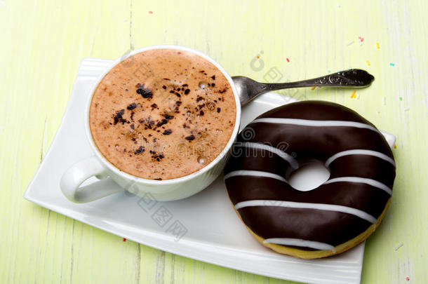 一杯咖啡和美味的甜甜圈加冰和巧克力